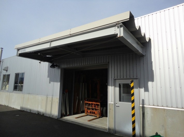 出入り口の屋根