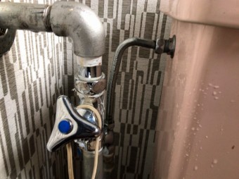 トイレ横配管