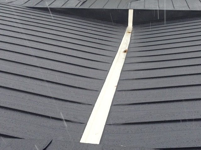 札幌東区で屋根の錆を落として錆止めとシリコン塗装仕上げ工事