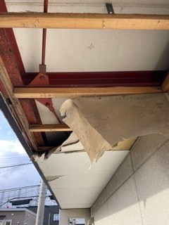札幌市豊平区で軒天の破損で困っているお客様からの依頼で現場調査をしました。