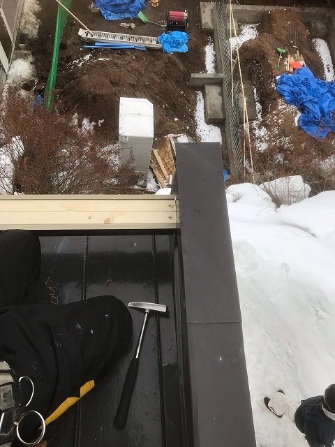 札幌南区で雪止めの下地に板金で巻いて仕上げていく仕上げ作業