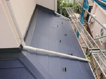 外壁との取り合い部分もしっかり水切りを設置し、雨漏り対策もばっちりな施工後のスーパーガルテクトの下屋根