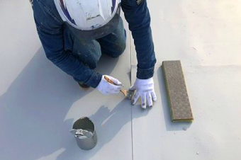 シートの継ぎ目も職人が細かく調整して完成させていきます